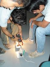 Fotografía de alumnos de electricidad en el SENA Colombia